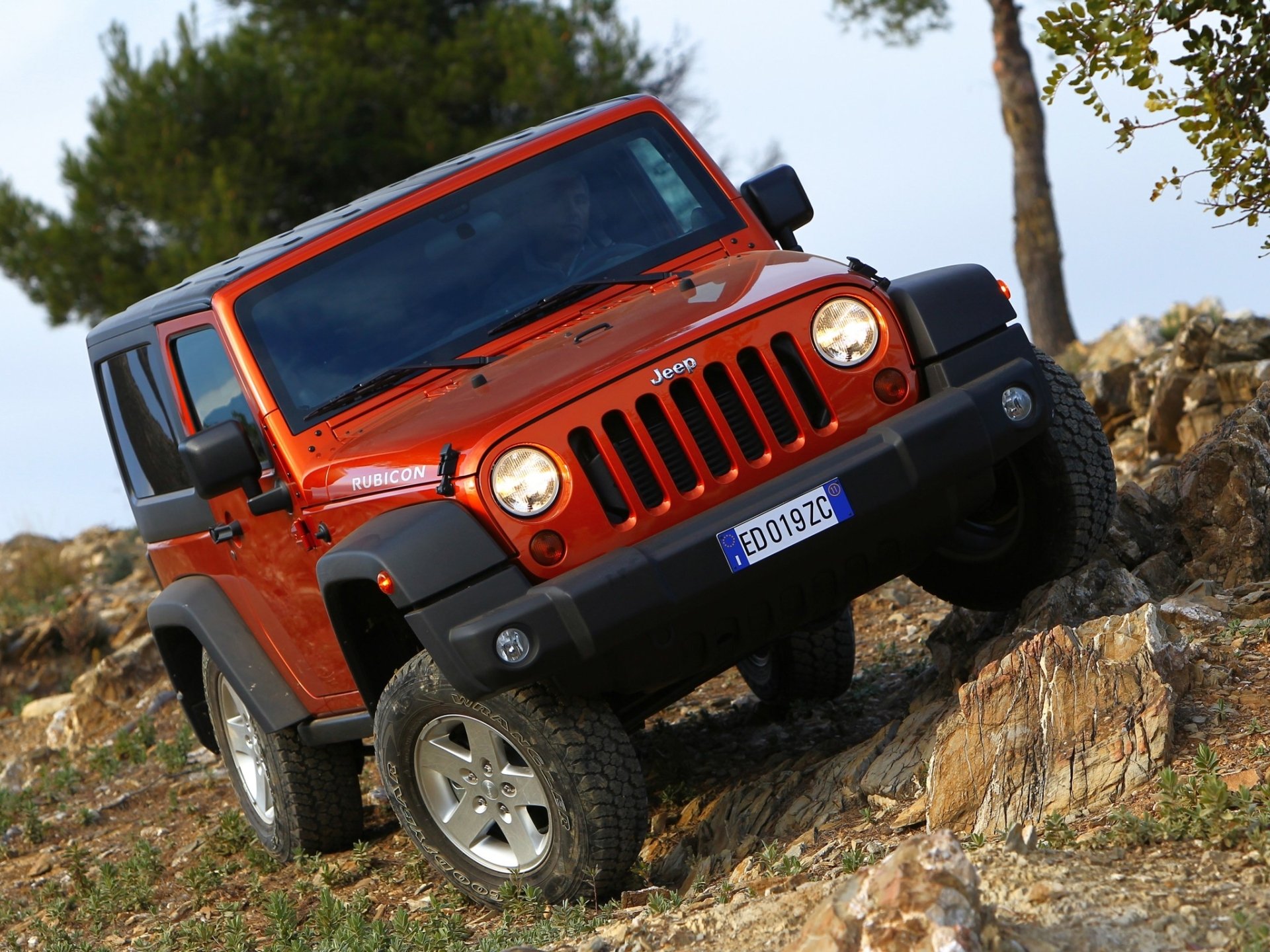джип wrangler ренглер рубикон красный передок внедорожник от дороги камни уклон деревья