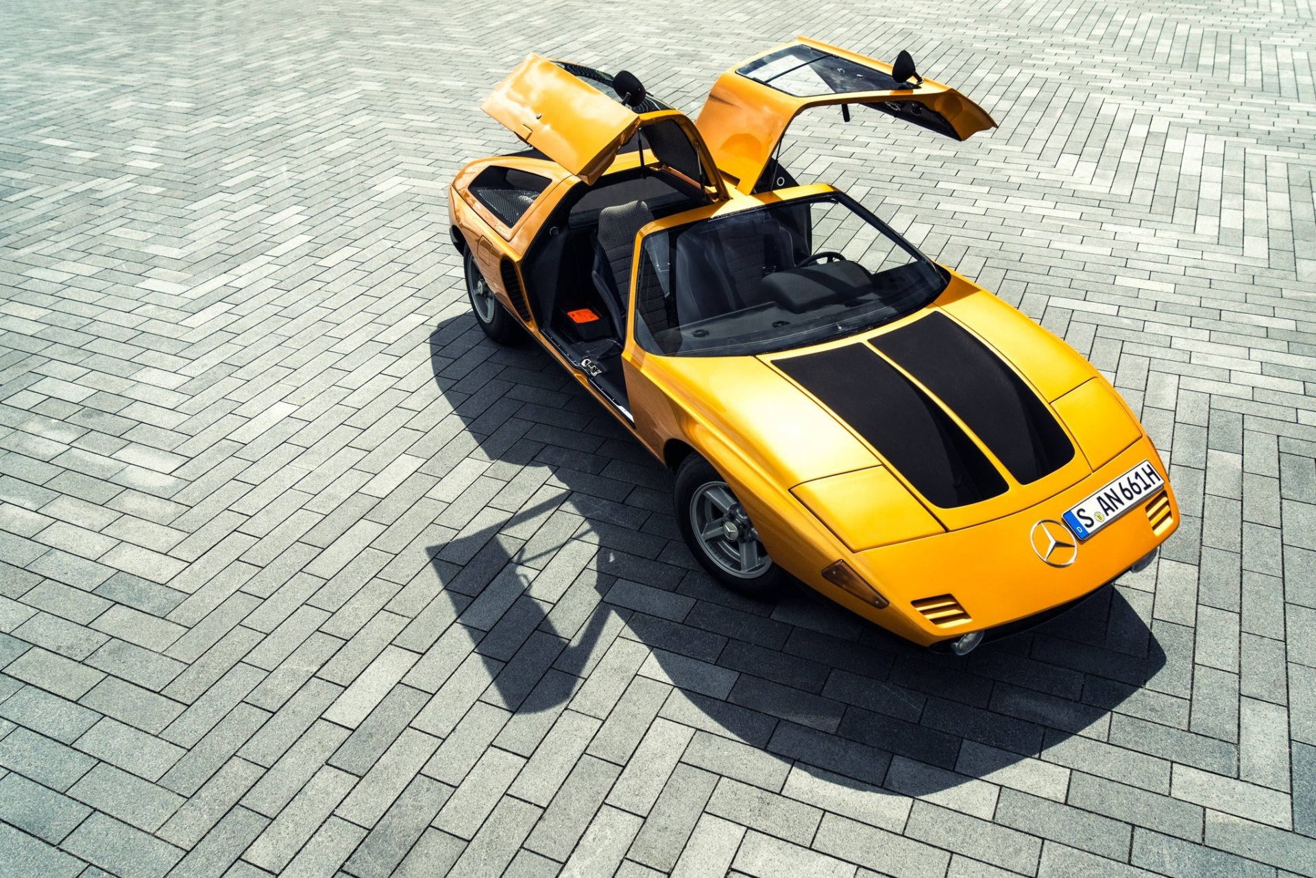 mercedes-benz s111 prototyp gelb pflasterstein flügeltürmöwen