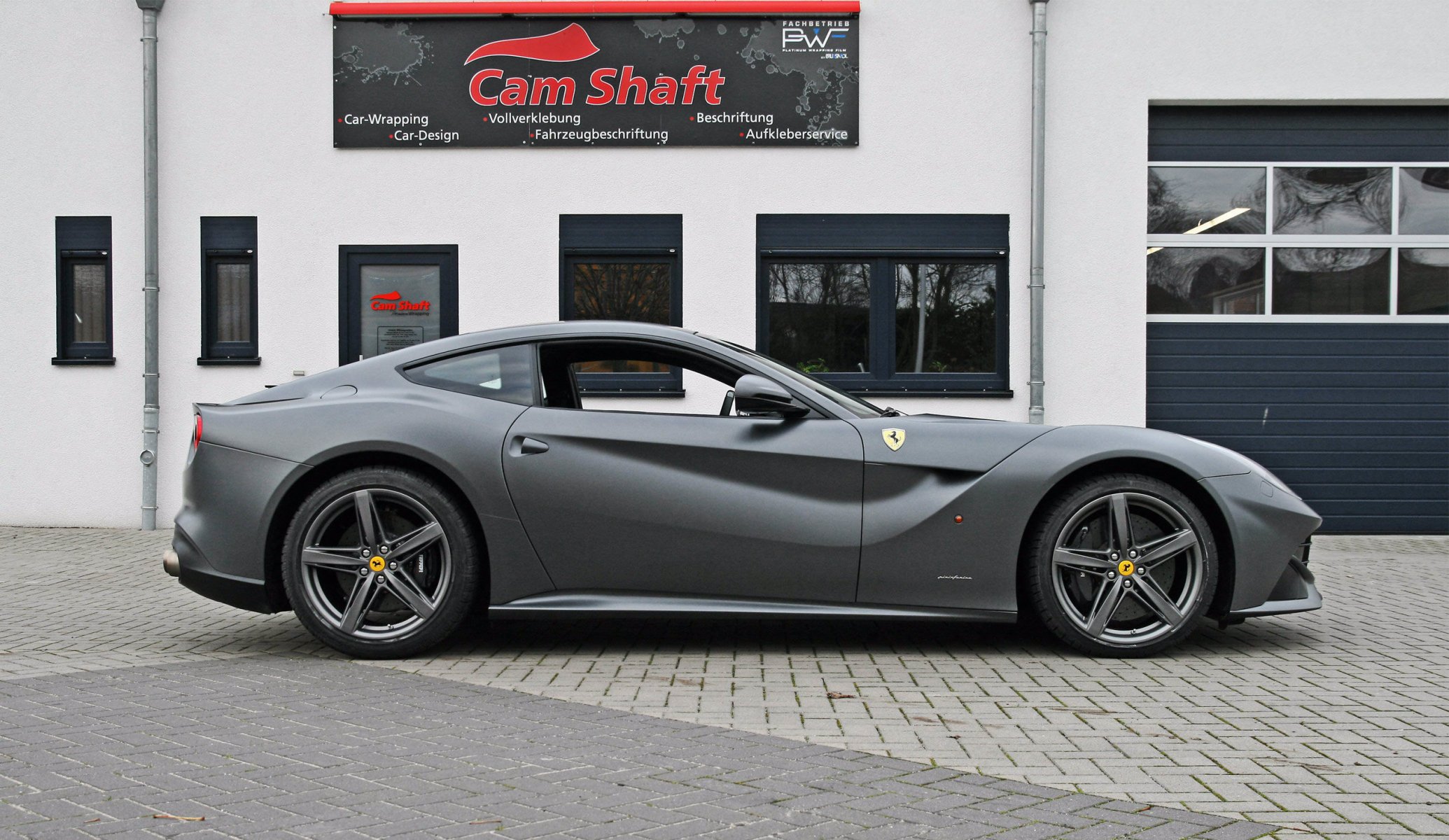 ferrari f12 berlinetta albero a camme vista laterale argento ferrari