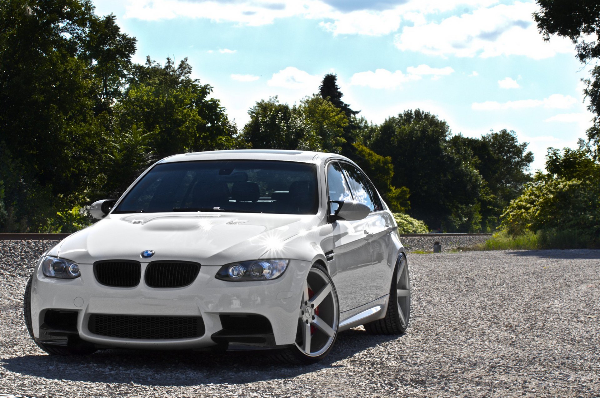 bmw m3 e90 biały bmw sedan widok z przodu lerevy niebo chmury