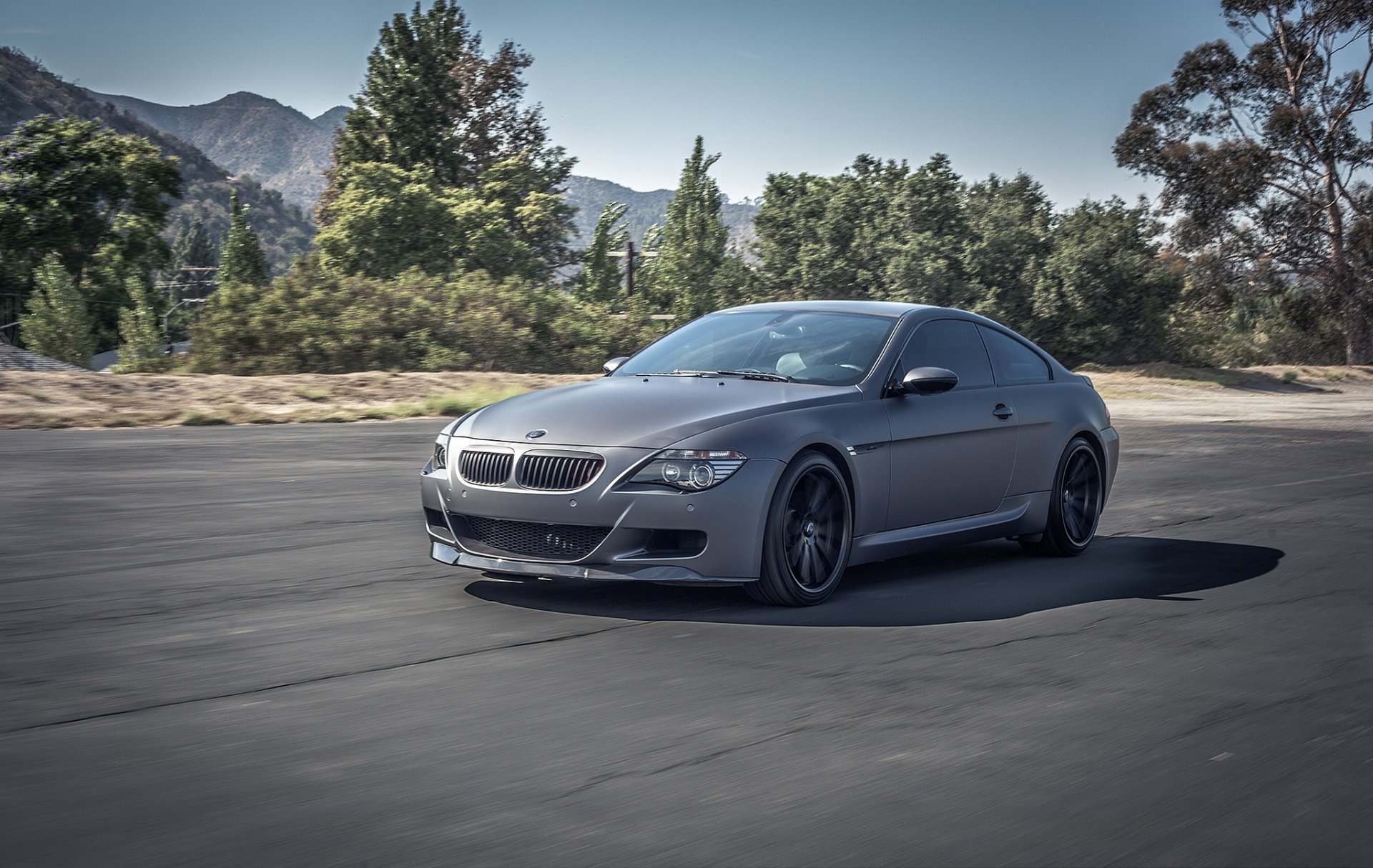 bmw m6 e63 gris mat road.speed.bmw gris mat route vitesse ciel montagne