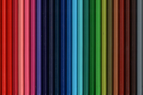 Lápices de colores de amarillo a negro