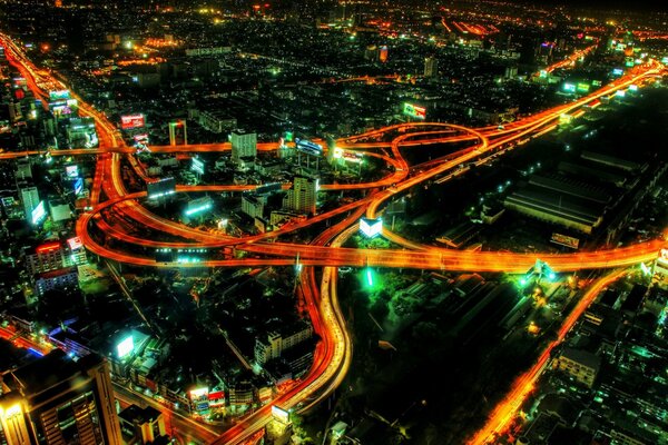 Metrópoli por la noche desde el rascacielos