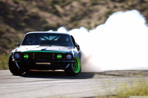 Ford Mustang a la velocidad entra en la cola