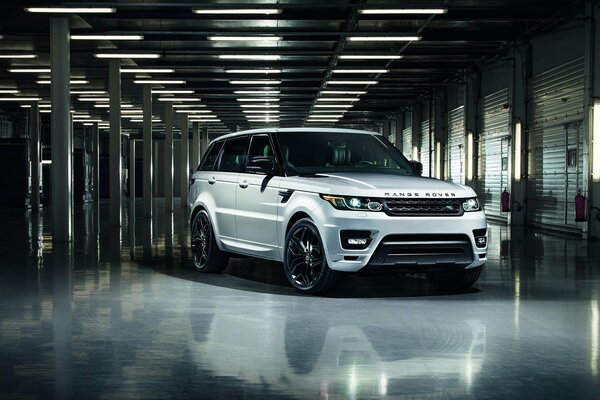 El elegante range Rover se encuentra en la superficie del espejo