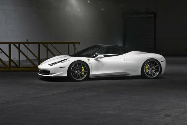 Auto bianca sportiva in garage