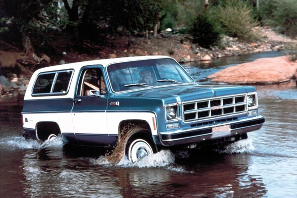 Schöner SUV fährt auf dem Wasser