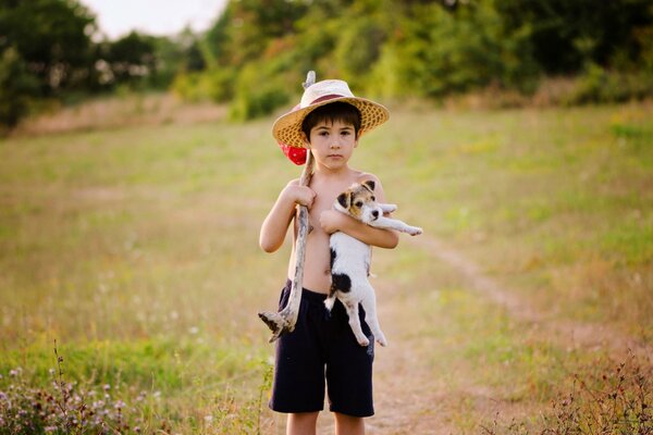 Garçon tenant un chiot dans ses mains