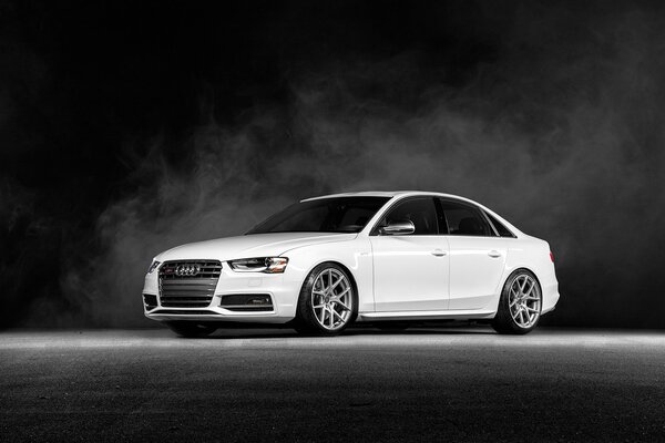 Audi blanc sur fond sombre