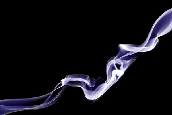 Minimalismo. Hermoso humo que fluye sobre un fondo negro