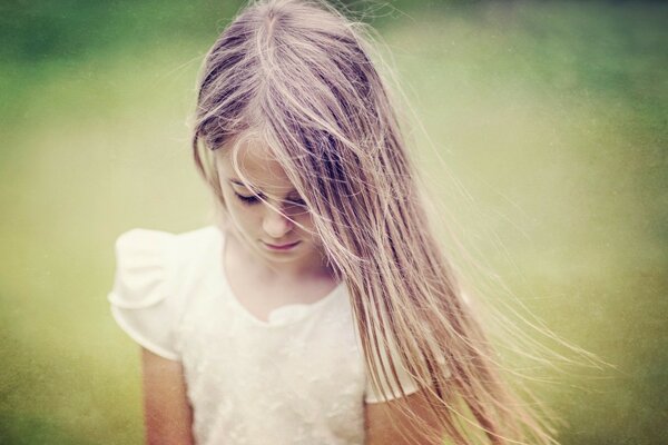 Sesión de fotos de una modelo de niña en un campo con un fondo borroso