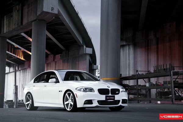 BMW bianco su dischi bianchi
