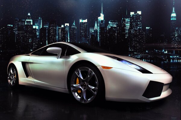 Lamborghini gallardo vor dem Hintergrund der nächtlichen Stadt