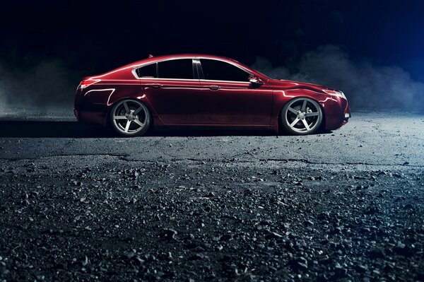 Honda Acura in roter Farbe auf Asphalt