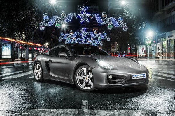 Porsche Cayman d argento sulla strada