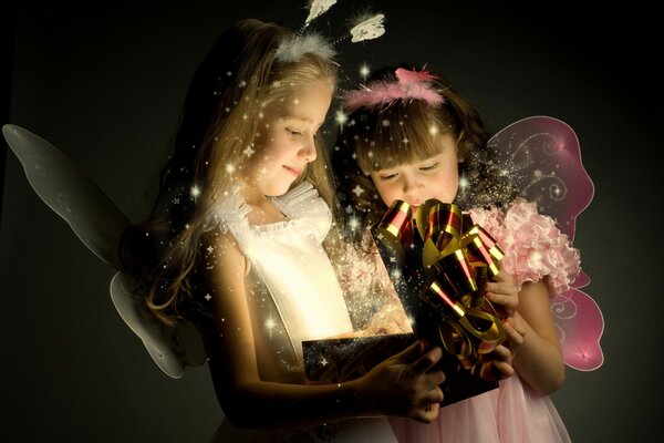 Filles-les fées ouvrent le cadeau