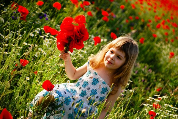 Ein Kind geht mit roten Mohnblumen über die Wiese