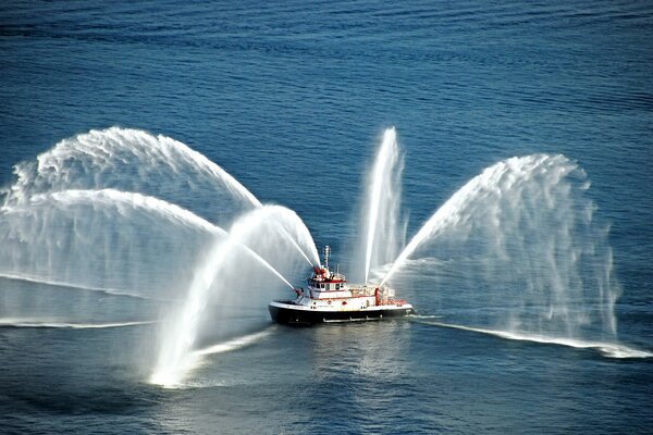 Simulacro de barco de bomberos en el mar