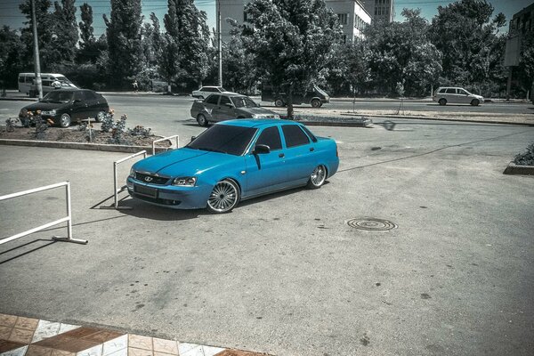 Lada Priora azul sobre asfalto gris