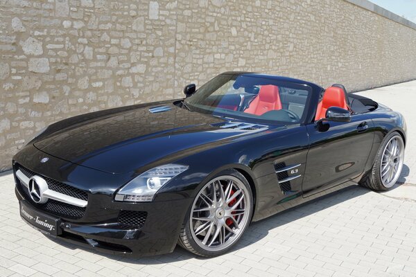 Mercedes-benz na tle ceglanego muru