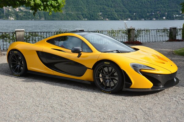 Жёлтый спортивный суперкар mclaren p1