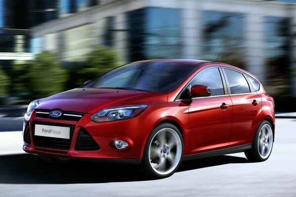 Voiture rouge sur fond de ville