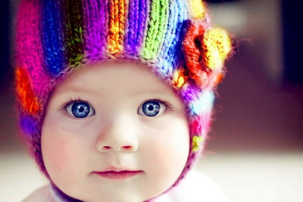 Yeux bleus de bébé mignon
