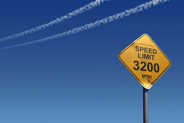 Segno di velocità contro il cielo blu
