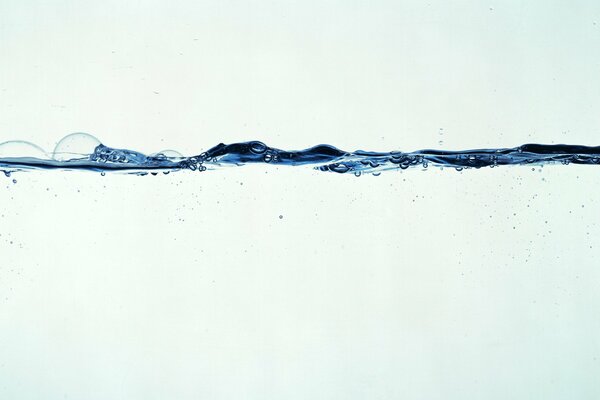 Blaue Wasserlinie mit Blasen