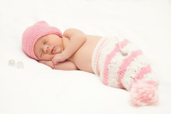 Bébé dans un bonnet dort paisiblement