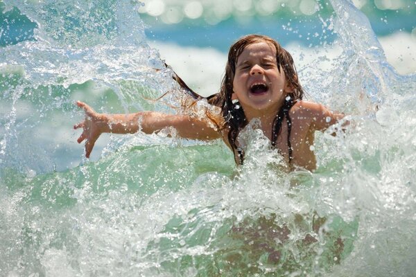 Bambino entusiasta di nuotare nel mare