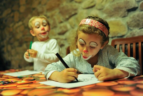 Ragazza e ragazzo disegnano con pennarelli