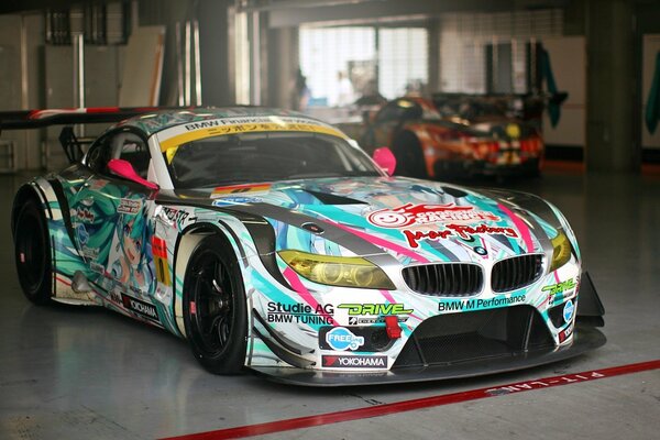 Bunte Rennwagen in der Garage