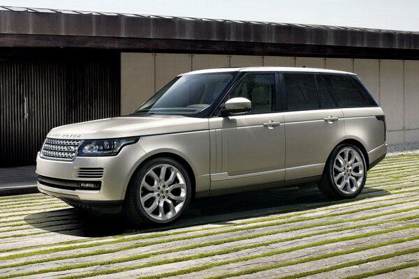 Range rover Auto in der Nähe des Hauses