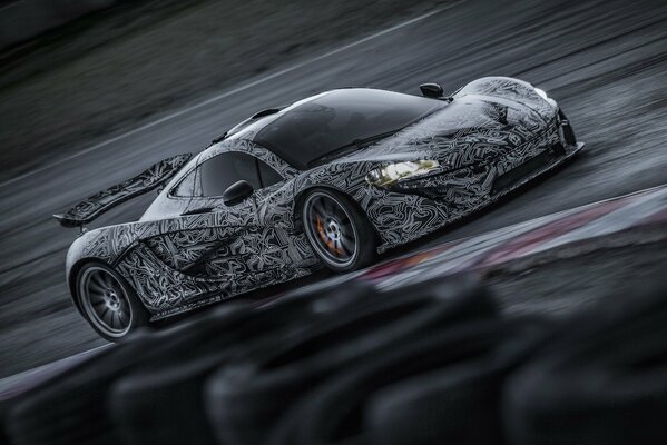 Supersamochód McLaren P1 czarny z białym aerografem