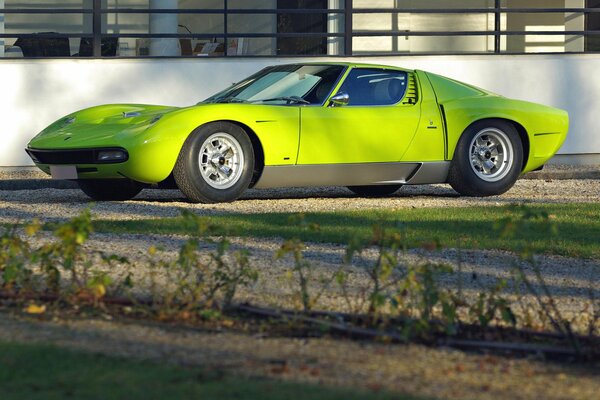 Зелёная lamborghini miura вид сбоку