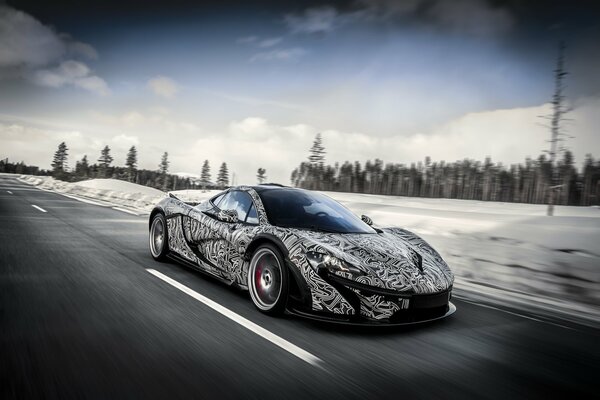 Supersamochód McLaren p1 na zimowym torze
