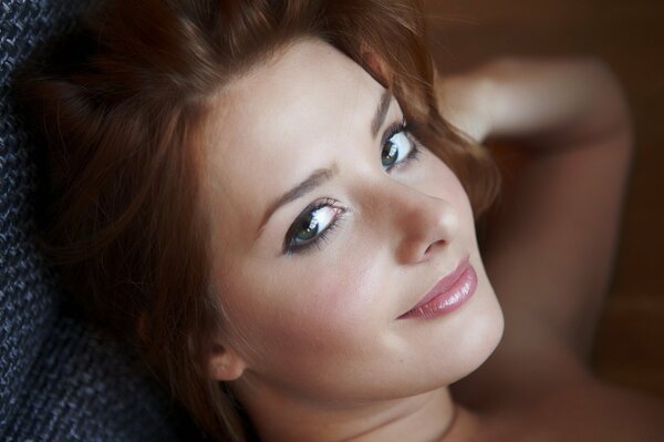 Portrait d une jeune belle brune