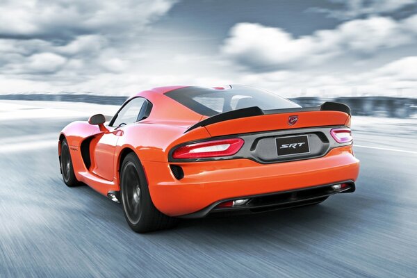 Naranja Dodge Viper en el fondo de las nubes