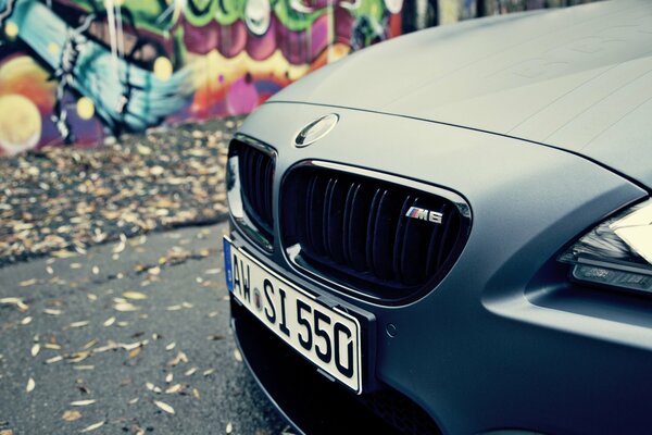 BMW Auto auf Graffiti-Hintergrund