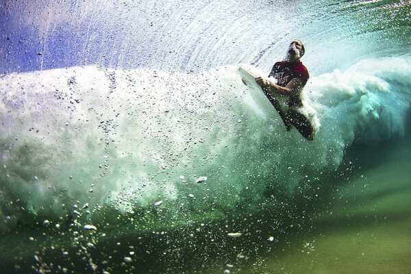 Eine faszinierende Welle auf dem Surfbrett