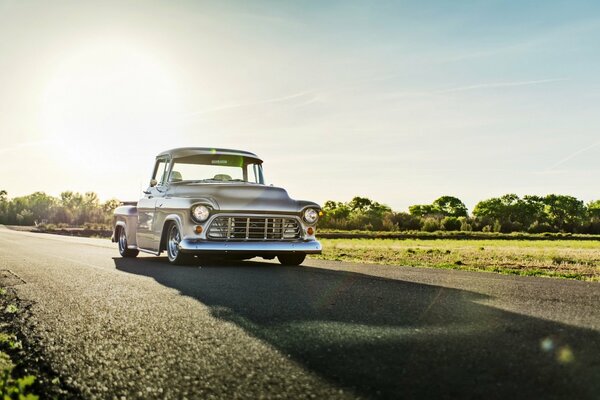 Voiture classique Chevrolet sur la route