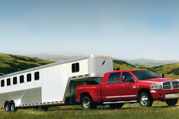 Pickup Dodge auf dem Hintergrund der Berge