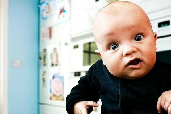 Piccolo bambino con smorfie divertenti