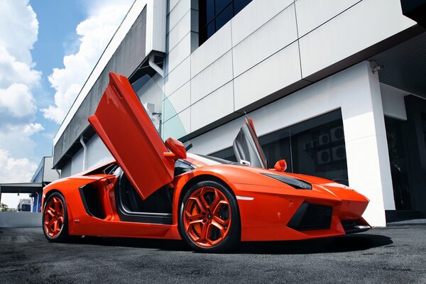 Coche Lamborghini aventador con interior abierto en el fondo de la sala de producción