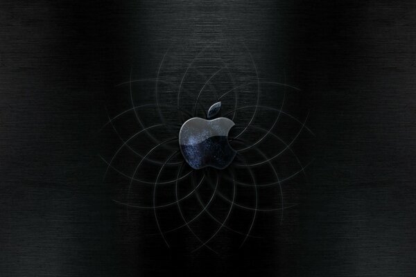 Sobre un fondo negro una manzana mordida
