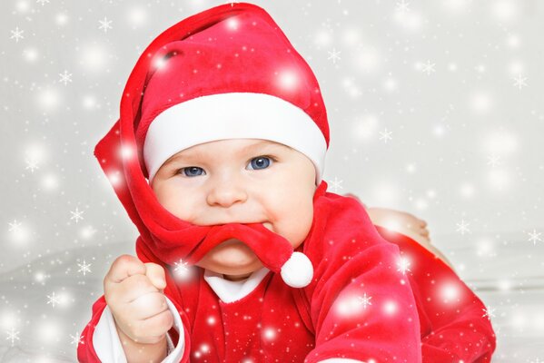 El pequeño Santa da un festín en Navidad