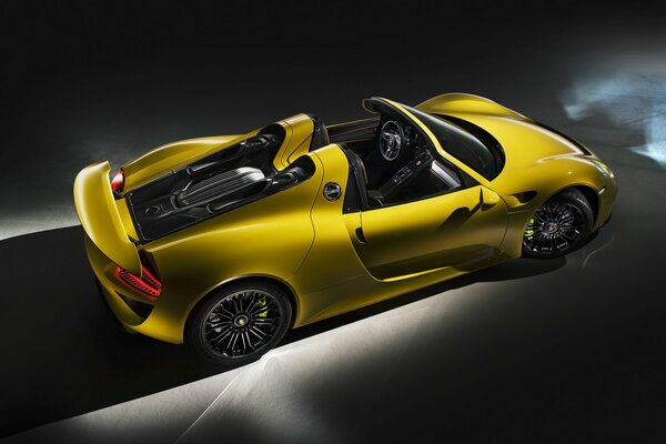 Sportwagen Cabrio in goldener Farbe