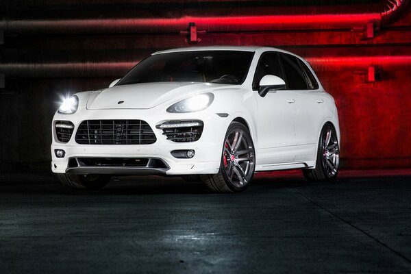 Porsche vorsteiner blanco en un garaje subterráneo
