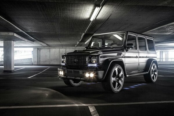 Mercedes Benz in einer Tiefgarage in Graustufen
